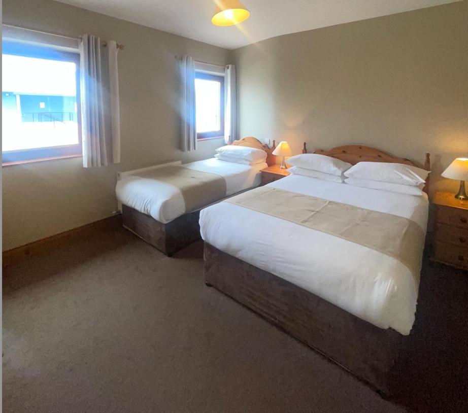 Dingle Harbour Nights Hotel Exterior photo
